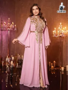 Caftan satiné brodé à manches kimono, vue 1