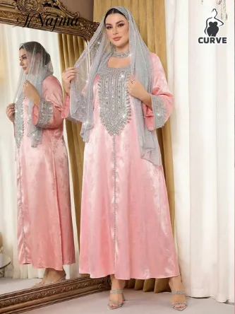 Al Najma Caftan rose brodé à finitions argentées, vue 1